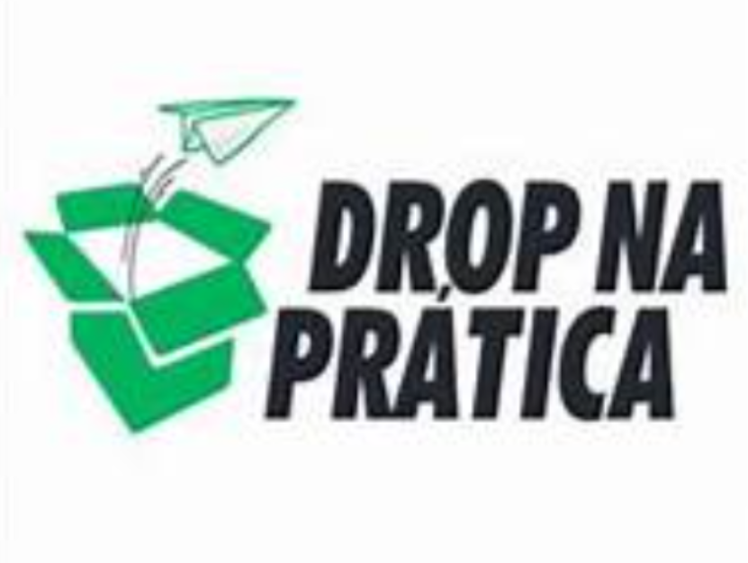 Homem sorrindo com um gráfico de crescimento financeiro subindo ao fundo, representando sucesso no drop shipping.