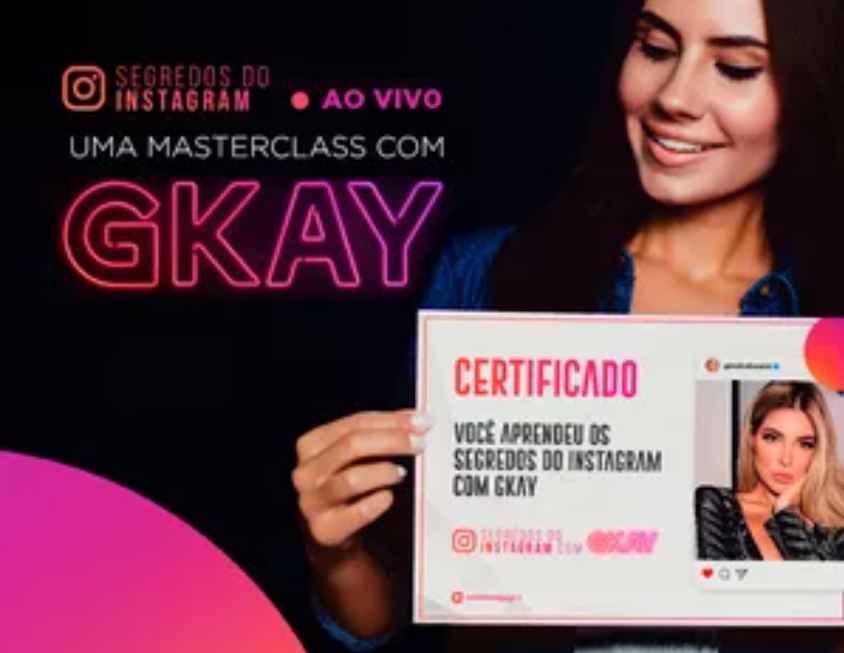 Gkay sorrindo e gesticulando, demonstrando sucesso no marketing digital e redes sociais.
