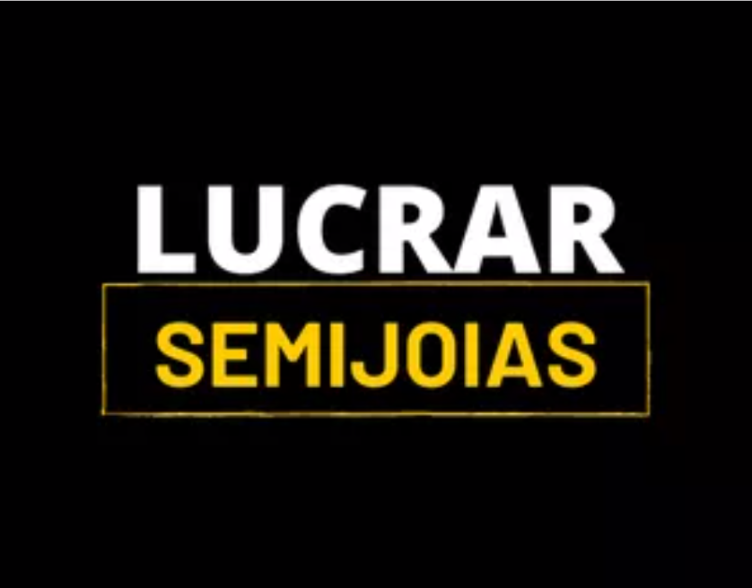 Mulher sorrindo embalando semijoias para envio