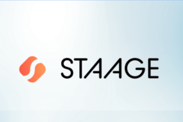 Mulher feliz e confiante trabalhando em um notebook com gráficos de marketing digital ao fundo, STAAGE Marketing para Todo Mundo.