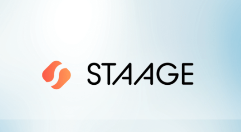 Mulher feliz e confiante trabalhando em um notebook com gráficos de marketing digital ao fundo, STAAGE Marketing para Todo Mundo.