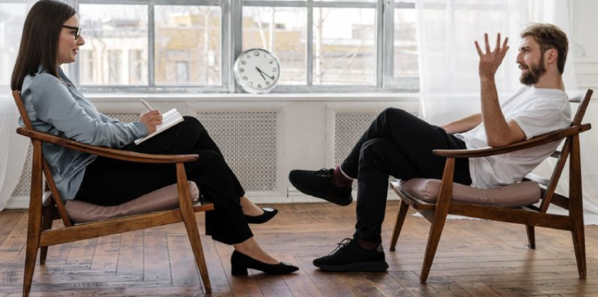 Profissional de marketing digital auxiliando terapeuta a atrair pacientes online.