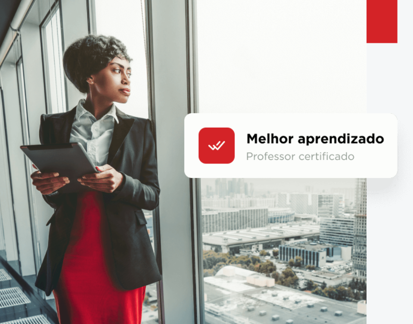 Homem feliz investindo em Fundos Imobiliários (FIIs) com o curso Suno para renda extra