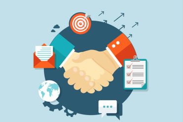 Pessoa usando smartphone com ícones do WhatsApp e gráficos de crescimento de negócios