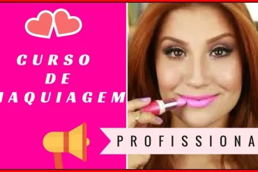 Mulher sorrindo aplicando maquiagem com pincel, Curso Boca Rosa