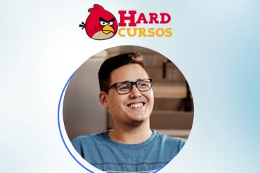 Ícaro de Carvalho apresentando o curso Cabeça Milionária, com ícones de dinheiro e sucesso.