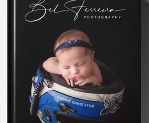 Fotógrafa profissional em ação durante sessão de newborn, detalhe em edição de imagem.