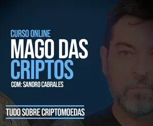 Homem sorrindo segurando um celular com gráficos de criptomoedas aparecendo na tela, representando o curso Mago das Criptos.