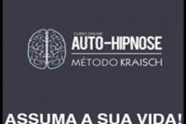 Mulher serena praticando autohipnose com foco em transformação pessoal