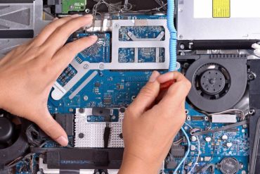 Almeida Junior ensinando reparo de placa mãe de notebook no curso Segredos dos Notebooks