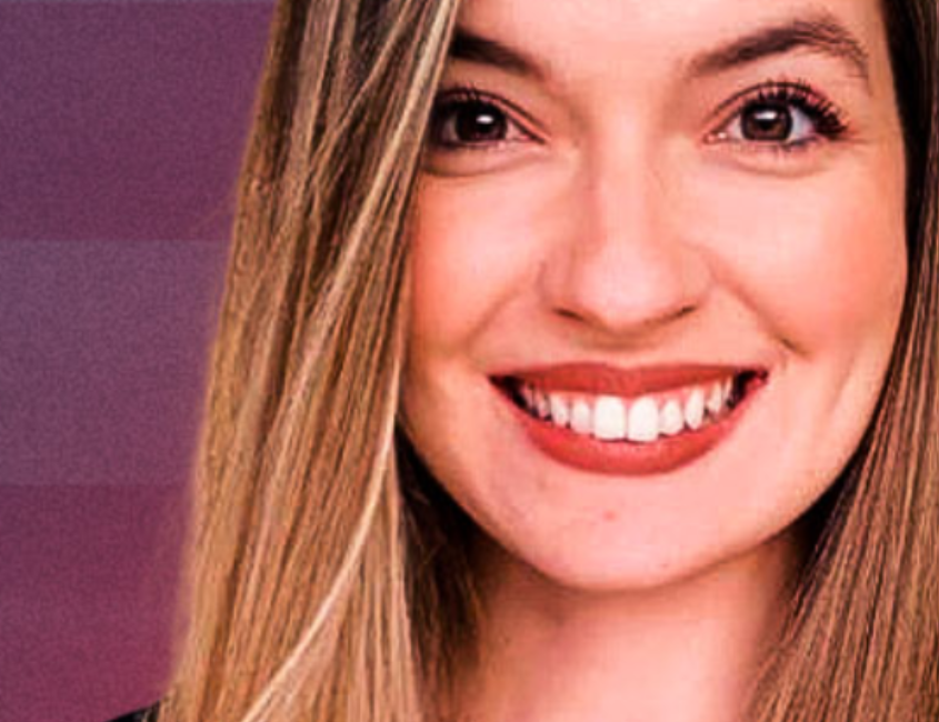 Estudante sorrindo com livro e caderno aberto, simbolizando sucesso no Enem e vestibulares com o curso Gabi Modesto.