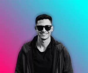 Homem sorrindo editando vídeo no celular com o aplicativo Método Brabo