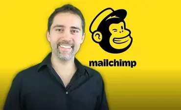 Homem sorrindo enquanto usa notebook, com gráficos de crescimento de e-mail marketing e ícones de Mailchimp e funil de vendas na tela.