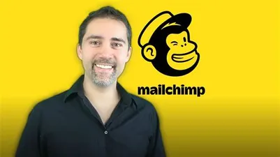 Homem sorrindo enquanto usa notebook, com gráficos de crescimento de e-mail marketing e ícones de Mailchimp e funil de vendas na tela.