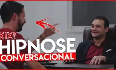 Estudante dominando Hipnose Conversacional, aprendendo técnicas de persuasão e influência.