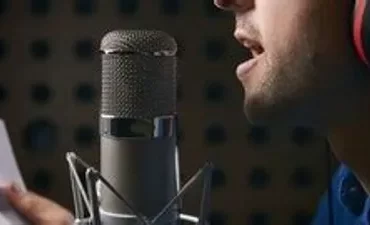 Homem cantando em palco com microfone, focado em técnica vocal segura e interpretação musical.