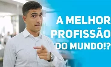 Homem jovem focado olhando para tela de computador com gráficos de marketing digital