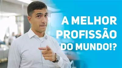 Homem jovem focado olhando para tela de computador com gráficos de marketing digital