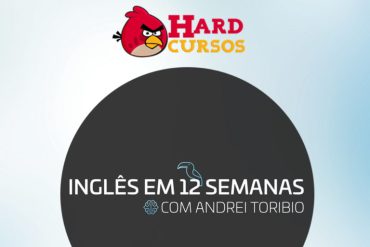Curso Inglês em 12 Semanas Andrei Toribio - Homem sorrindo com livro de inglês