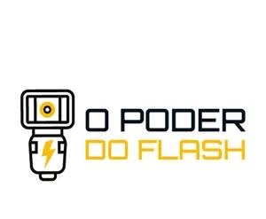Fotógrafo usando flash externo em estúdio para fotografia de produto com iluminação profissional.