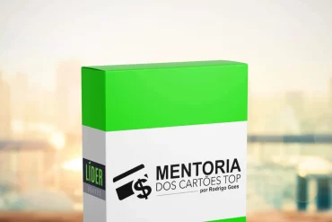 Homem sorrindo, segurando um cartão de crédito premium, com gráficos de benefícios flutuando ao redor.