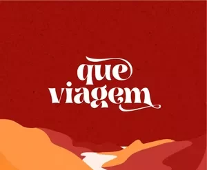 Mulher sorridente planejando viagem com passagens aéreas e globo terrestre