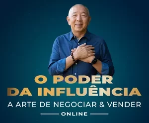 Homem de negócios sorrindo e apertando a mão de outro homem, simbolizando negociação bem-sucedida e influência.