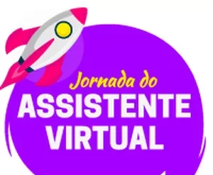 Mulher jovem trabalhando como assistente virtual em um escritório em casa, sorrindo para a câmera, com um notebook e material de escritório organizados.