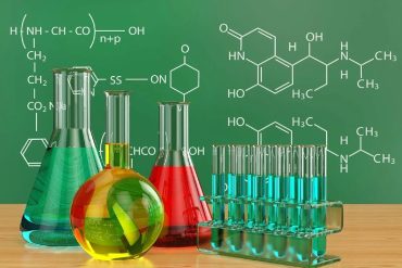 Capa do curso de Química Geral com título em destaque e ícones representando fórmulas químicas e laboratório.