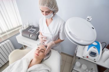 Capa do curso Vinia - Cosmética Estética de Ana Calze com elementos de beleza e negócios.