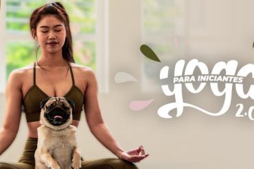 Mulher praticando postura de yoga para iniciantes em ambiente calmo, com foco em relaxamento e bem-estar.