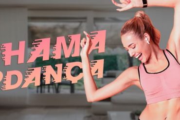 Mulher em forma executando movimento de dança fitness em estúdio iluminado com o logo BTFIT