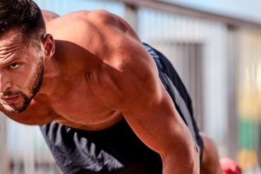 Homem atlético em pose de força com logotipo BTFIT "7 Dias Insanos" sobreposto