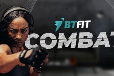 Homem musculoso em pose de vitória com o logo BTFIT COMBAT, simbolizando o download do curso de fitness.