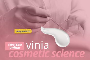 Cientista trabalhando em laboratório com equipamentos modernos, desenvolvendo cosméticos inovadores.