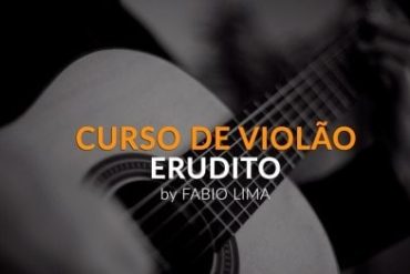 Fábio Lima ensinando técnicas de violão erudito em um estúdio profissional, com foco nas mãos e no instrumento.