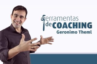 Gerônimo Theml ensinando Ferramentas de Coaching em uma sala moderna.