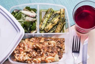 Capa do curso Marmitas Veganas Inti Mendez em destaque, com ingredientes frescos e vibrantes ao redor.