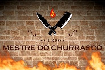 Homem sorridente assando carne em churrasqueira profissional, curso Mestre do Churrasco