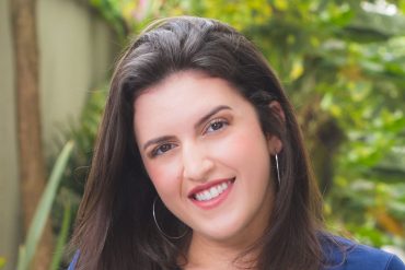 Capa do curso 'FIIs Débora Duarte' com foco em investimento em fundos imobiliários e download do conteúdo.