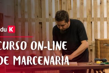 Homem entalhando madeira com ferramentas, aprendendo marcenaria caseira do curso Eduk.