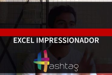Estudante focado trabalhando com planilhas complexas no Excel, com gráficos e códigos VBA visíveis.