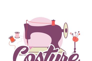 Mãos de uma costureira experiente trabalhando em uma máquina de costura moderna, com tecidos coloridos e ferramentas organizadas ao lado, em um ambiente de ateliê bem iluminado.