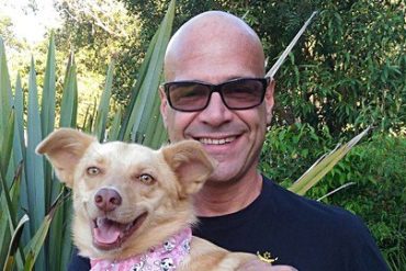 Tomás Szpigel demonstrando técnicas de adestramento natural com um cão feliz e atento