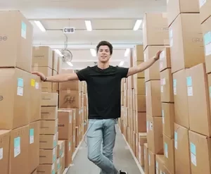 Empreendedora de sucesso trabalhando em sua marca de roupas, com a logo Onda Kowala em destaque.