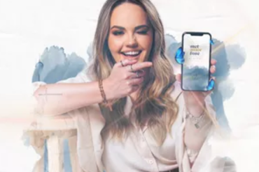 Carol Cantelli apresentando o curso Profissional de Influência com tela de resultados de mídias sociais ao fundo.