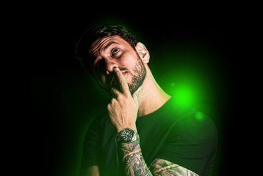 Pessoa quebrando correntes digitais em um labirinto de telas de computador