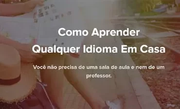 Homem sorrindo aprendendo idiomas em casa com tablet e fones de ouvido