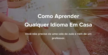 Homem sorrindo aprendendo idiomas em casa com tablet e fones de ouvido