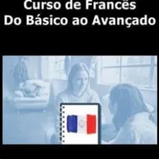 Estudante sorridente estudando um curso completo de francês online em um laptop, com ícones de bandeira francesa e livros didáticos ao redor.